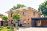 Hausansicht - Neubau-Einfamilienhaus in Sasel: Idyllisches Wohnen in Sackgassenlage auf großzügigem Grundstück